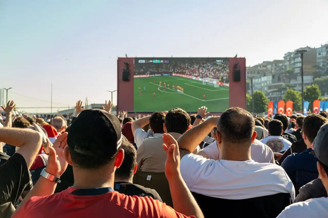 Outdoor LED Screens Support Audience Engagement